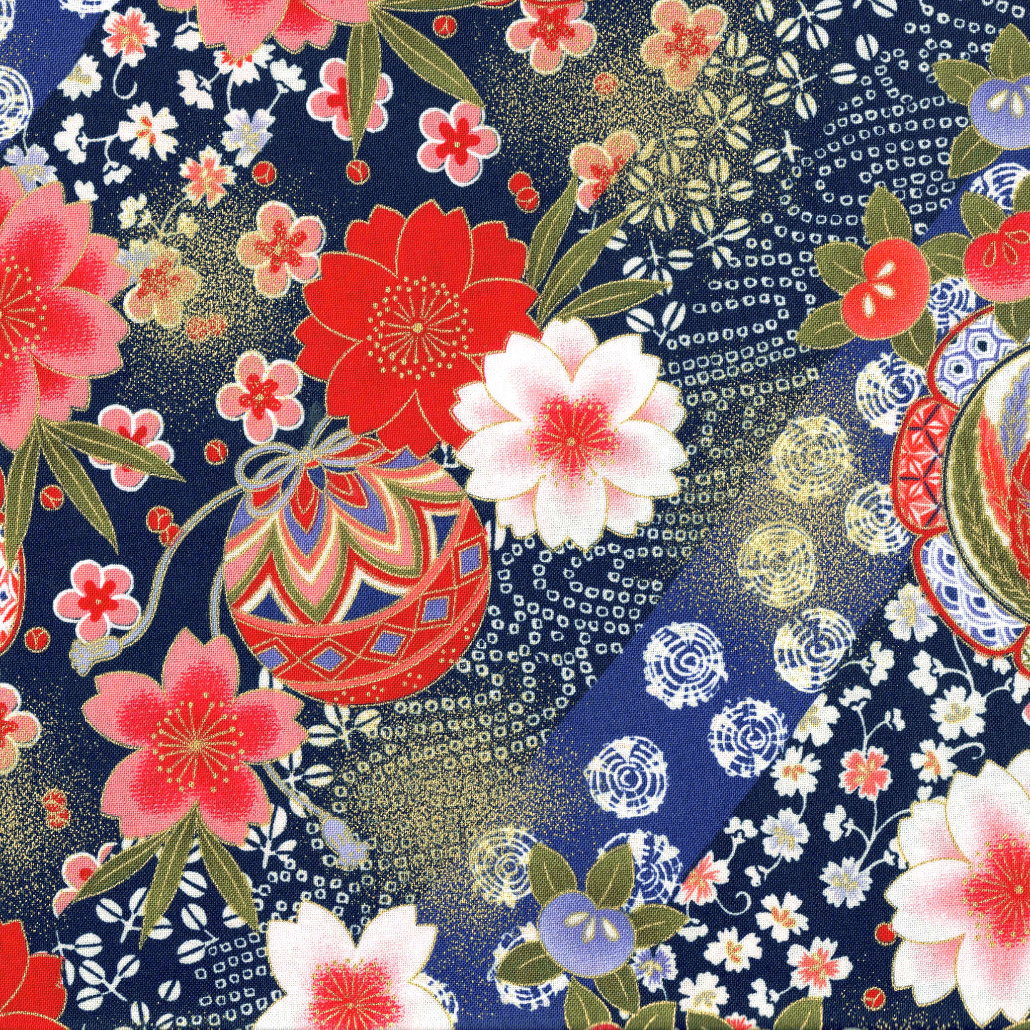 Floraler japanischer Stoff für einen Kimono in Blau mit roten und rosa Kirschblüten