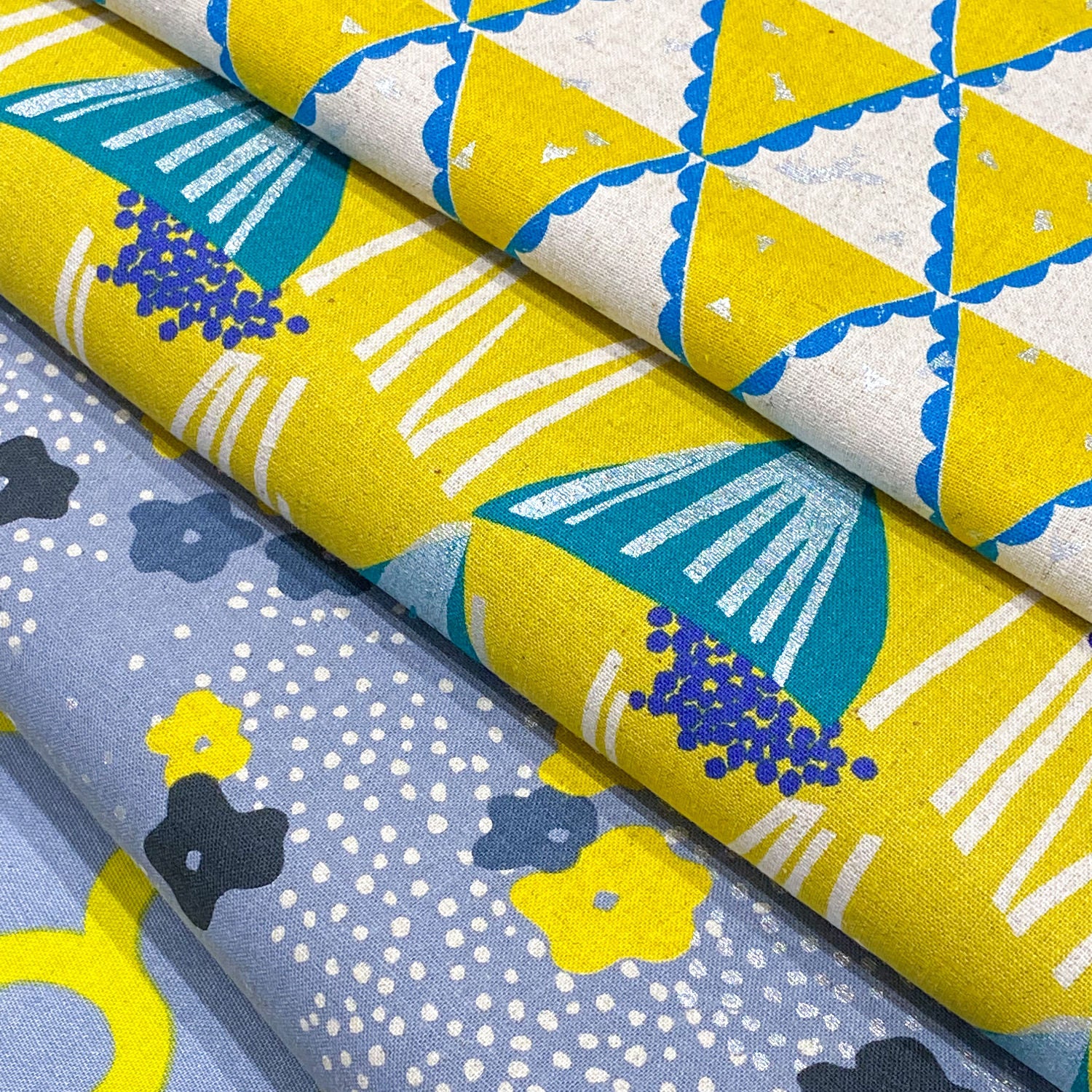 Moderne japanische Stoffe mit grafischen Mustern in Gelb und Grau